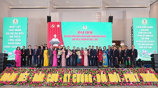 Lãnh đạo chúc mừng - A4