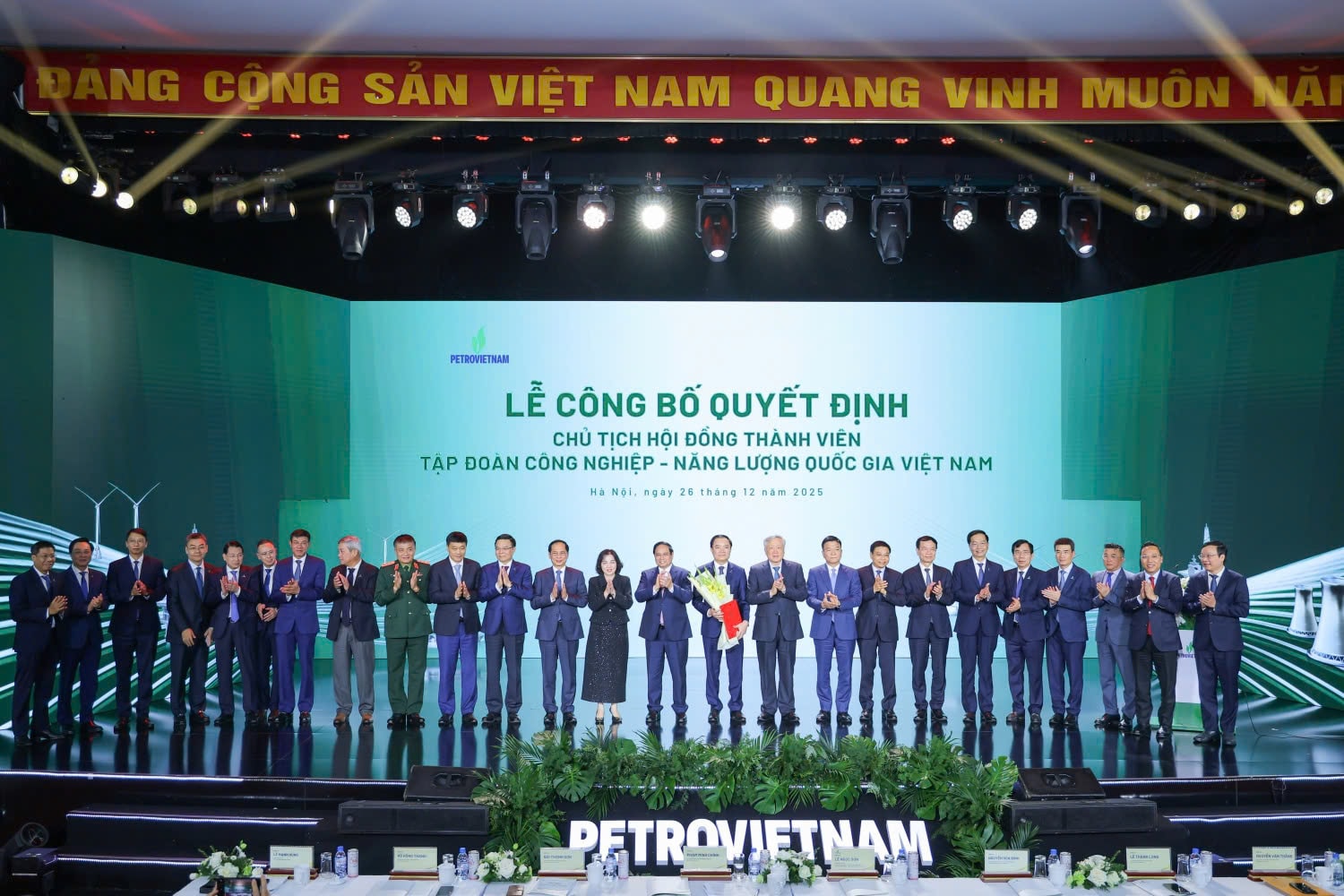 Thủ tướng Chính phủ Phạm Minh Chi, lãnh đạo Chính phủ và các Bộ, ngành, lãnh đạo Petrovietnam chúc mừng tân Chủ tịch Hội đồng Thành viên Petrovietnam Lê Ngọc Sơn_Ảnh: PV