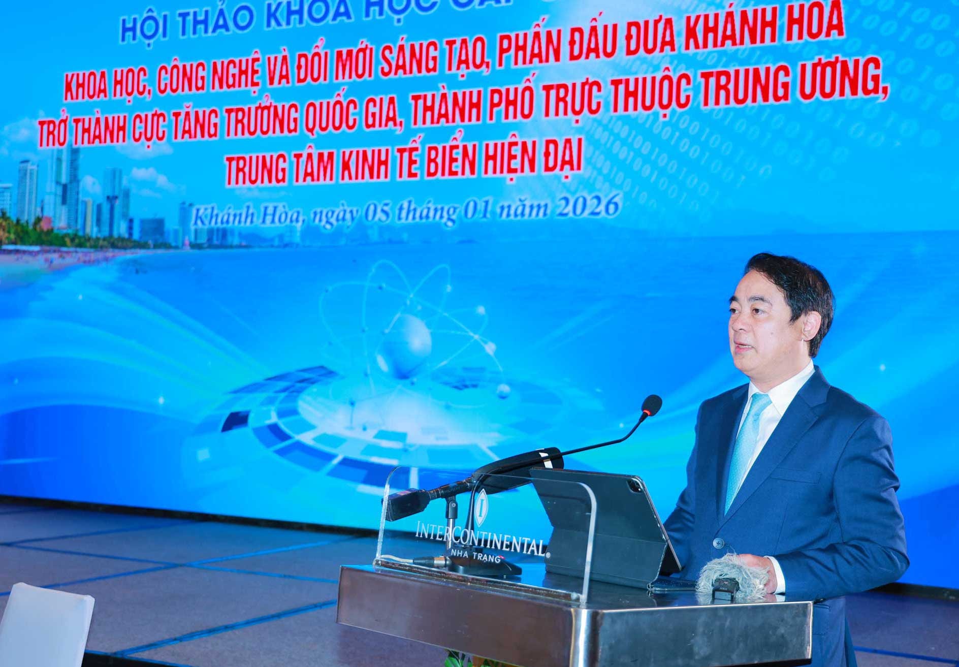 Đồng chí Nghiêm Xuân Thành - Ủy viên Trung ương Đảng, Bí thư Tỉnh ủy Khánh Hòa - phát biểu chào mừng Hội thảo_Ảnh: Nhân Tâm