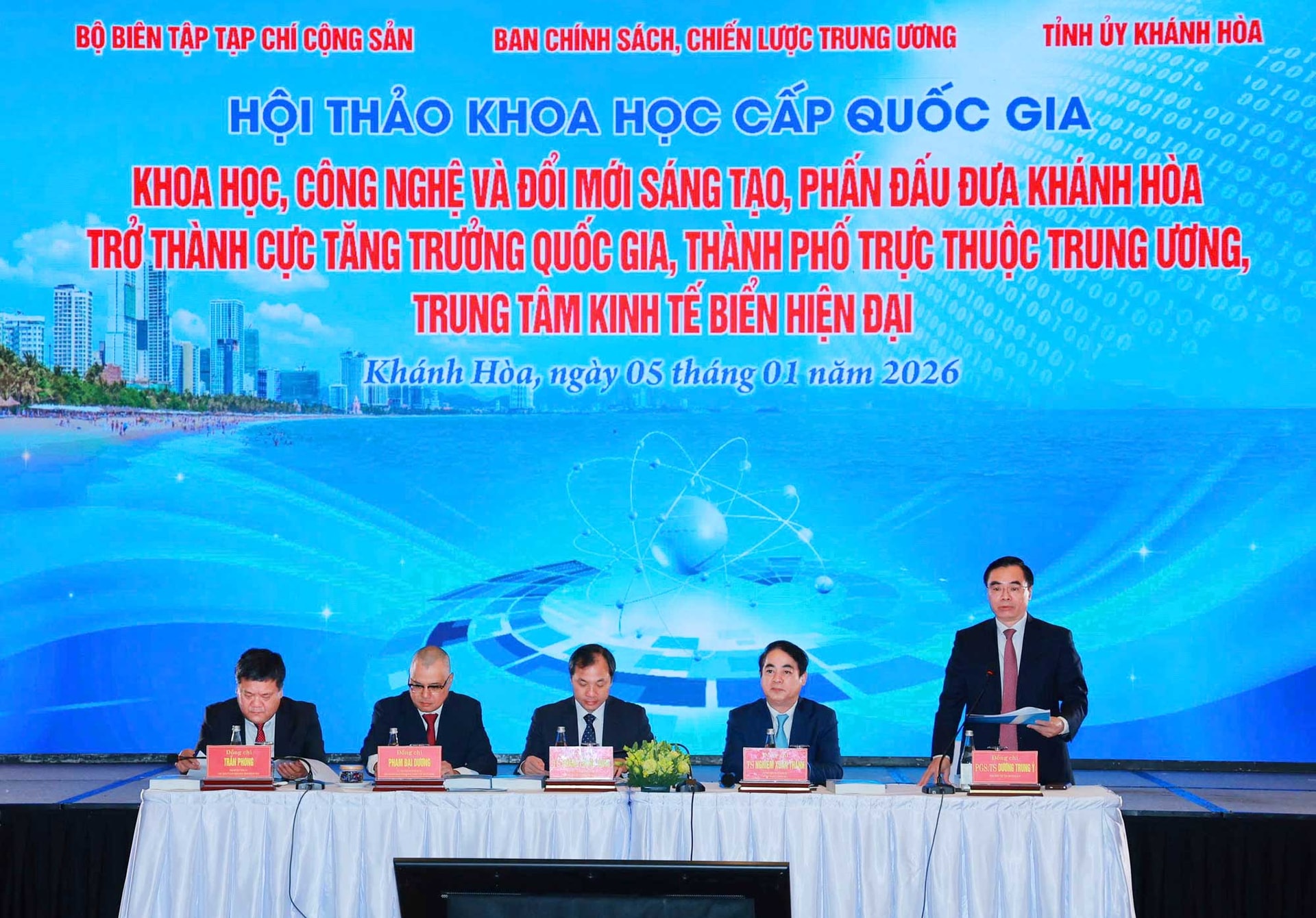 Các đồng chí chủ trì Hội thảo_Ảnh: Nhân Tâm