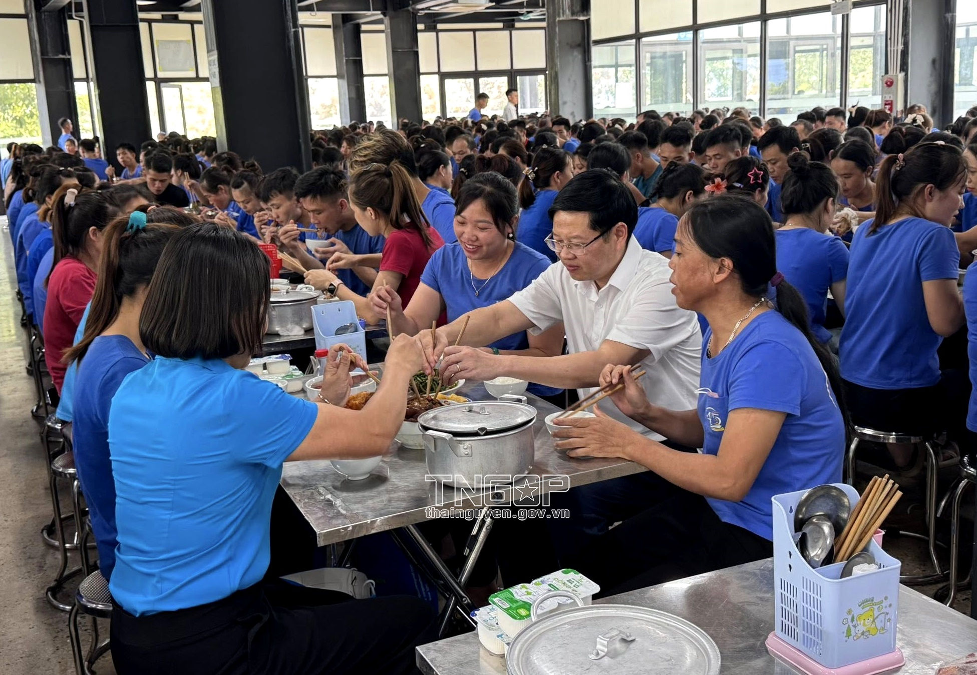 bữa cơm CĐ Thái Nguyên