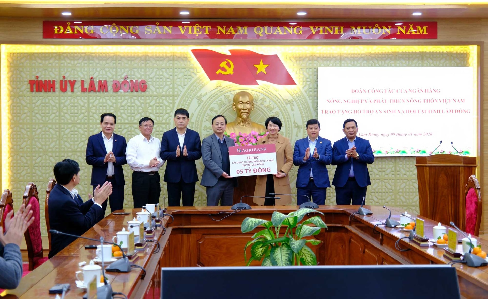 Agribank trao bảng tượng trưng tặng 5 tỷ đồng hỗ trợ xây dựng trường mầm non Tà Hine tại tỉnh Lâm Đồng_Ảnh: PV