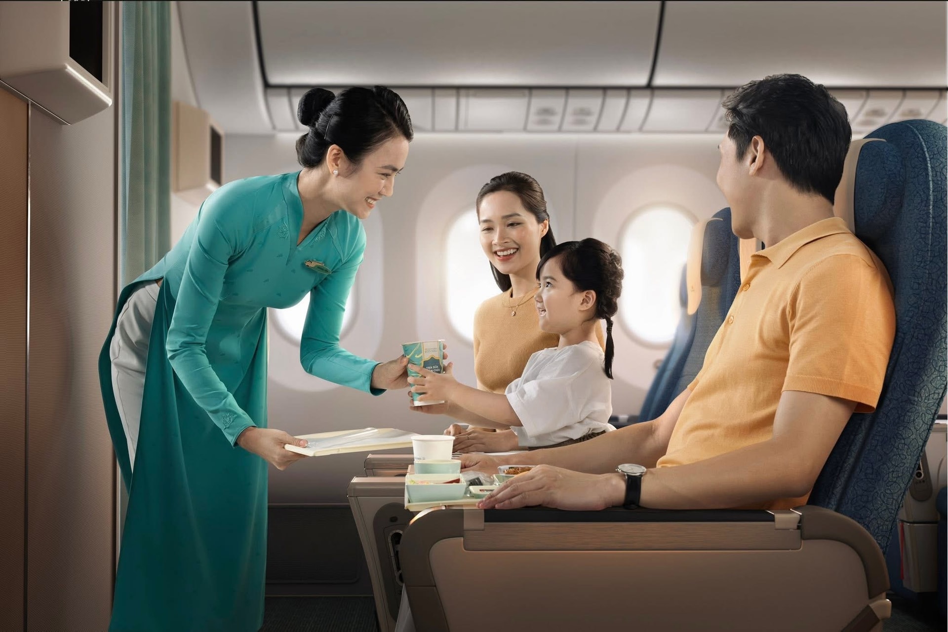 5. Loạt giải thưởng năm 2025 khẳng định chiến lược của Vietnam Airlines_ an toàn là nền tảng, khách hàng là trọng tâm, thương hiệu quốc gia là giá trị cốt lõi.