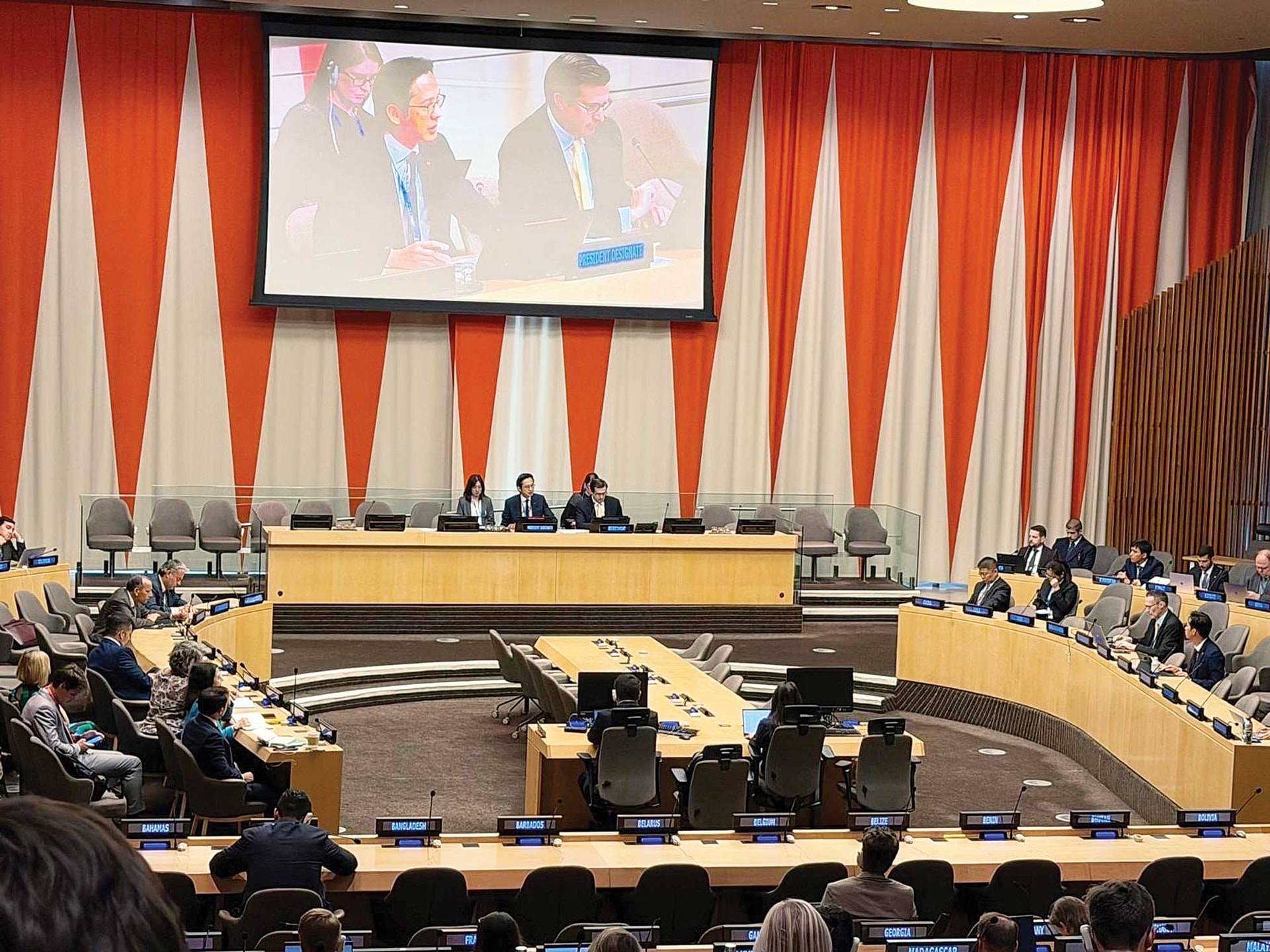 Đại sứ Đỗ Hùng Việt (giữa) - Trưởng Phái đoàn Thường trực Việt Nam tại Liên hợp quốc - chủ trì phiên thảo luận trên cương vị Chủ tịch, ngày 7-10-2025_Ảnh: TTXVN