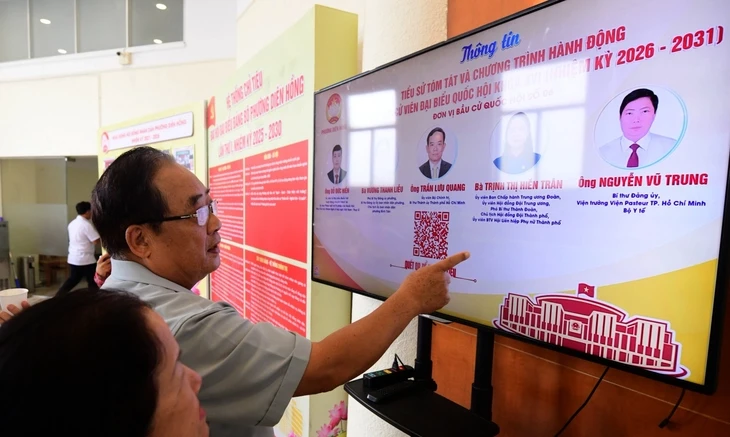 Cử tri xem bảng niêm yết danh sách trích ngang, tiểu sử tóm tắt và chương trình hành động của ứng cử viên đại biểu Quốc hội khóa XVI nhiệm kỳ 2026-2031 tại phường Diên Hồng, Thành phố Hồ Chí Minh_Ảnh: tuoitre.vn