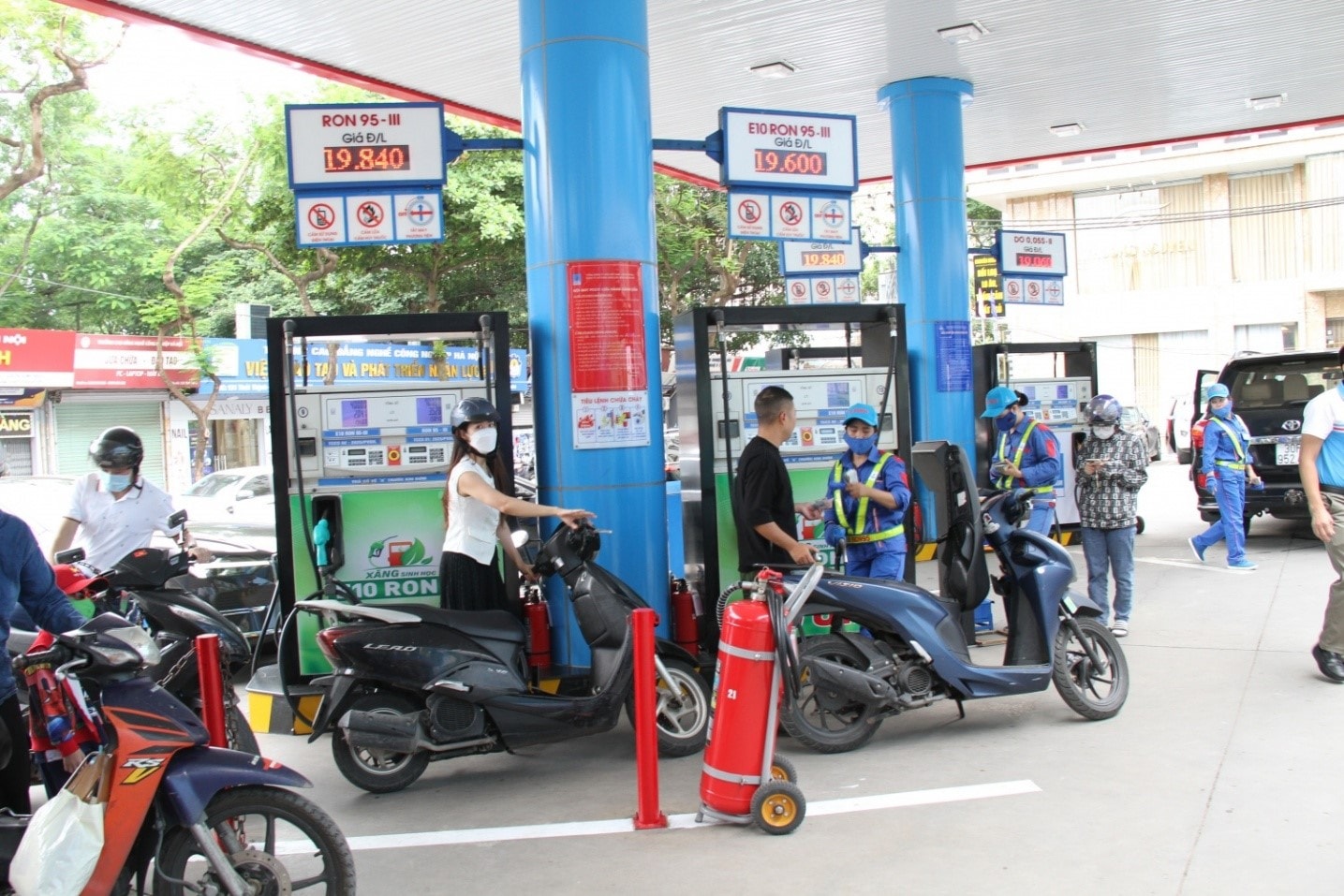 Người dân mua xăng tại cửa hàng xăng dầu Thái Thịnh, Hà Nội.