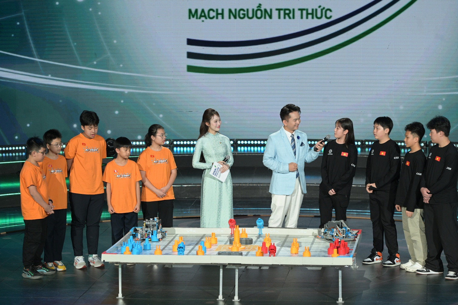 Em Tô Bảo An, học sinh Trường Trung học cơ sở Cầu Giấy, kể lại hành trình cùng đội tham dự Chung kết Giải vô địch VEX Robotics Châu Á mở rộng 2025 tại Trung Quốc.