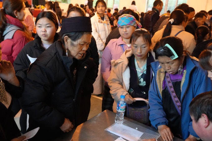 Cử tri Lào Cai Sáng 15-3, cùng với cử tri cả nước, gần 1,2 triệu cử tri tỉnh Lào Cai đã tới 2.029 khu vực bỏ phiếu tại 99 xã, phường để bầu đại biểu Quốc hội khóa XVI và đại biểu Hội đồng nhân dân các cấp nhiệm kỳ 2026 - 2031.Theo báo cáo của Hội đồng Bầu cử tỉnh Lào Cai, cuộc bầu cử lần này được tổ chức tại 4 đơn vị bầu cử đại biểu Quốc hội, nhằm lựa chọn 10 đại biểu Quốc hội khóa XVI; đồng thời bầu 61 đại biểu Hội đồng nhân dân cấp tỉnh và 2.105 đại biểu HĐND cấp xã nhiệm kỳ 2026 - 2031. Trê