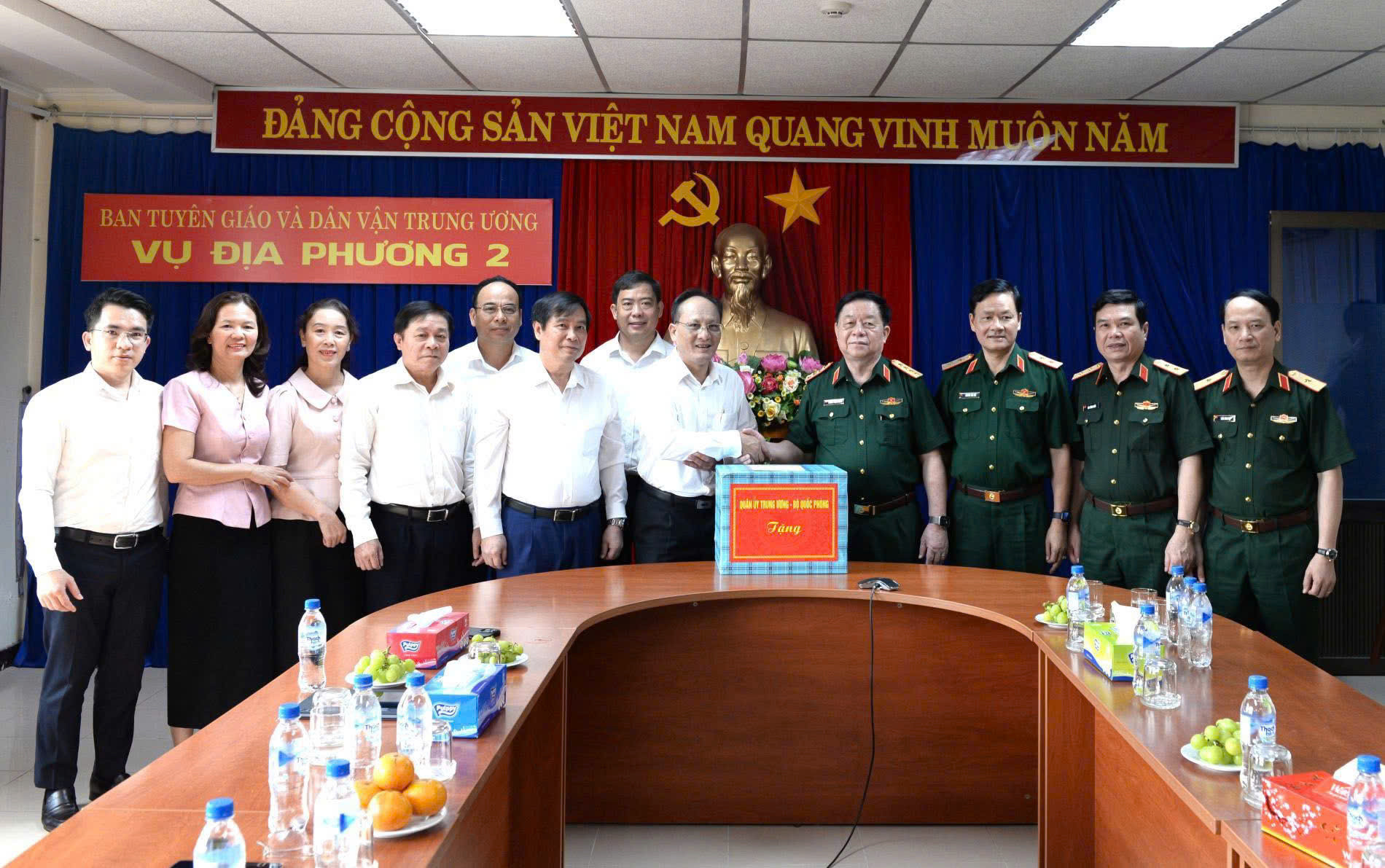 Đại tướng Nguyễn Trọng Nghĩa thăm và tặng quà Vụ Địa phương 2, Ban Tuyên giáo và Dân vận Trung ương_Ảnh: Tấn Toàn