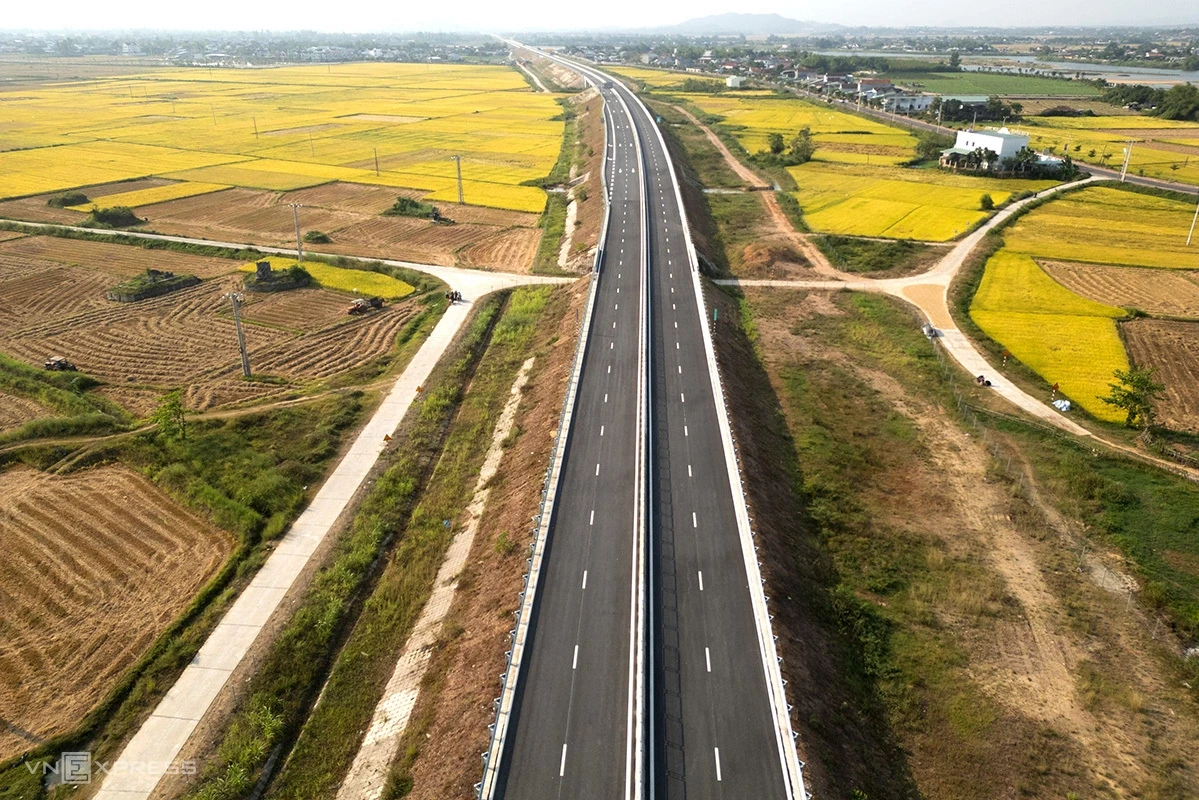 Cao tốc qua đồng lúa Hoài Nhơn - Quy Nhơn, trước ngày thông xe. Ảnh Trần Hoá