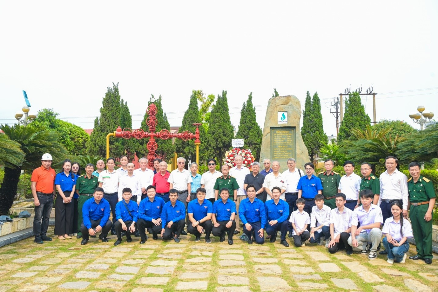 Các thế hệ người lao động Petrovietnam tại Khu lưu niệm Công trình Dầu khí đầu tiên (Giếng Tổ).