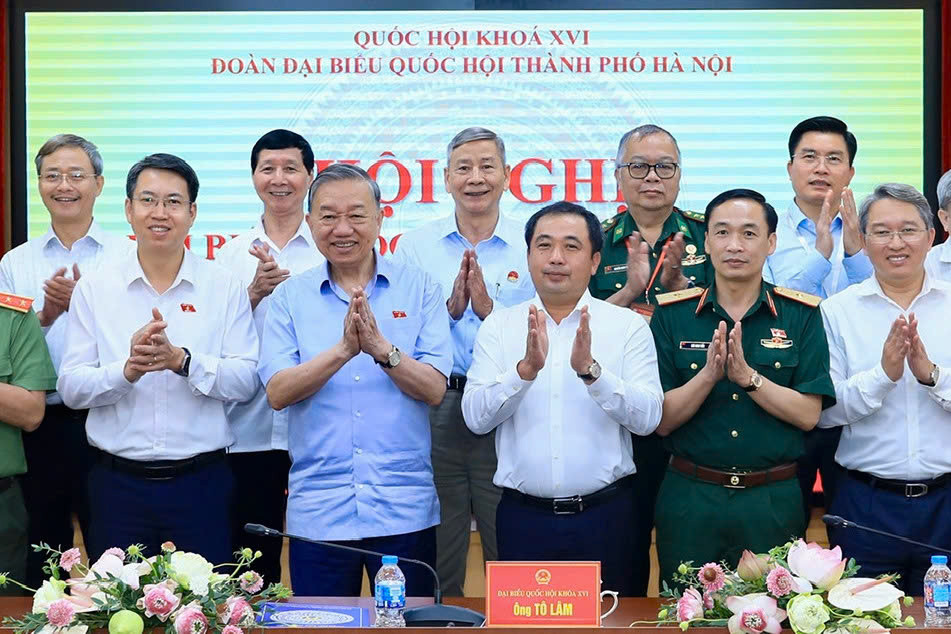 Tổng Bí thư, Chủ tịch nước Tô Lâm, các đại biểu và cử tri chụp ảnh tại buổi tiếp xúc ở Hà Nội