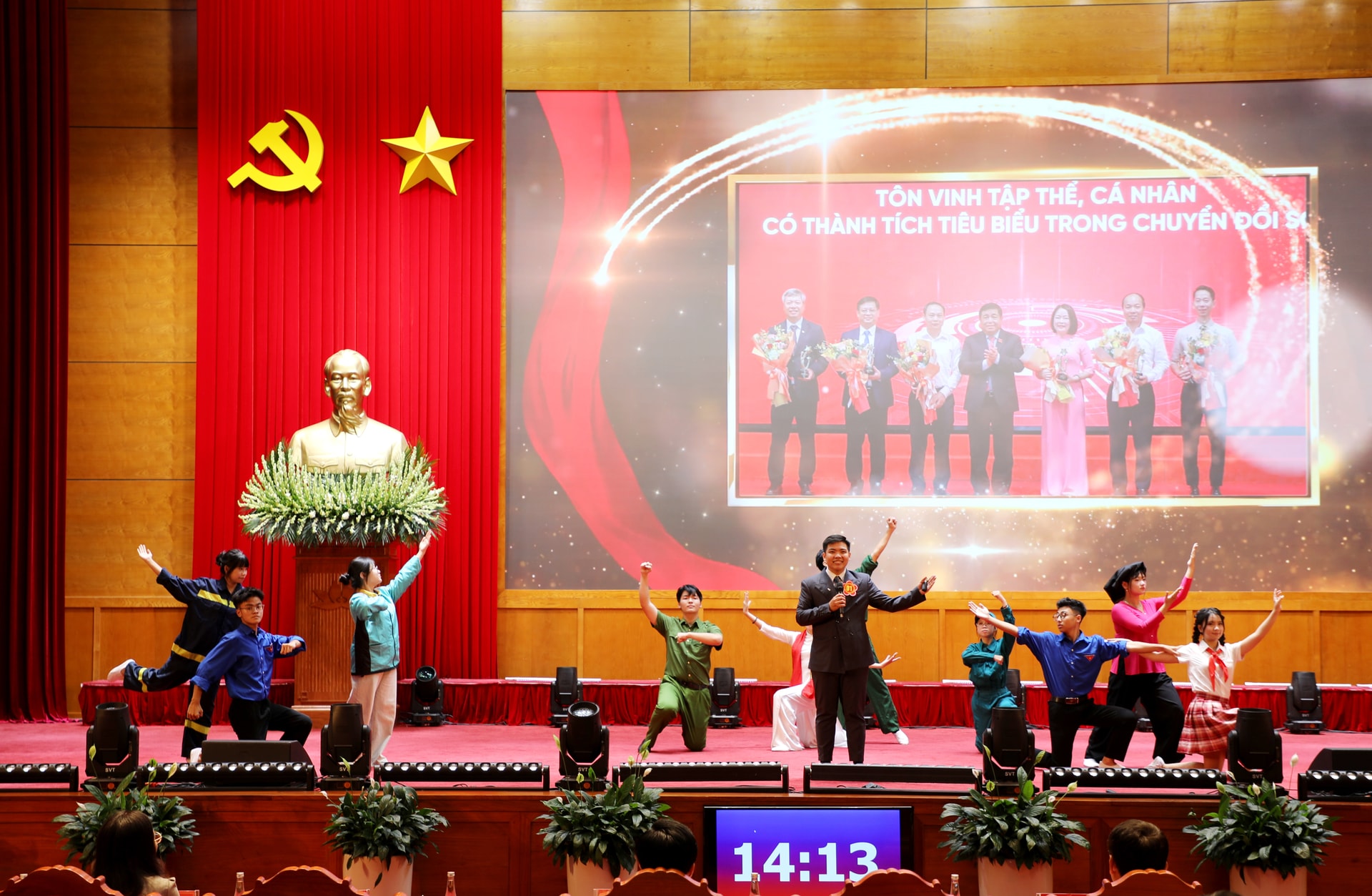 Thí sinh trình bày phần thi cuộc thi Báo cáo viên, tuyên truyền viên giỏi năm 2026 (5-2026). Ảnh Mạnh Trường (1)