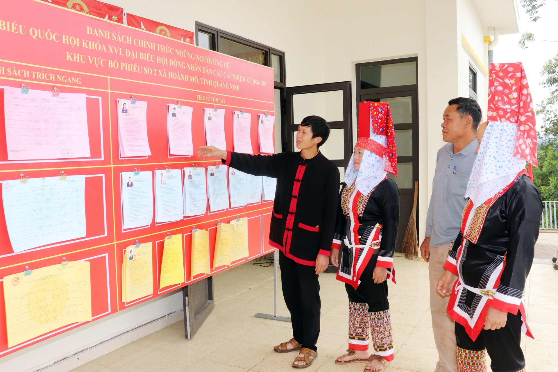 Cử tri tại khu vực bỏ phiếu số 2 (xã Hoành Mô) tìm hiểu thông tin các ứng cử viên (3-2026). Ảnh Trúc Linh