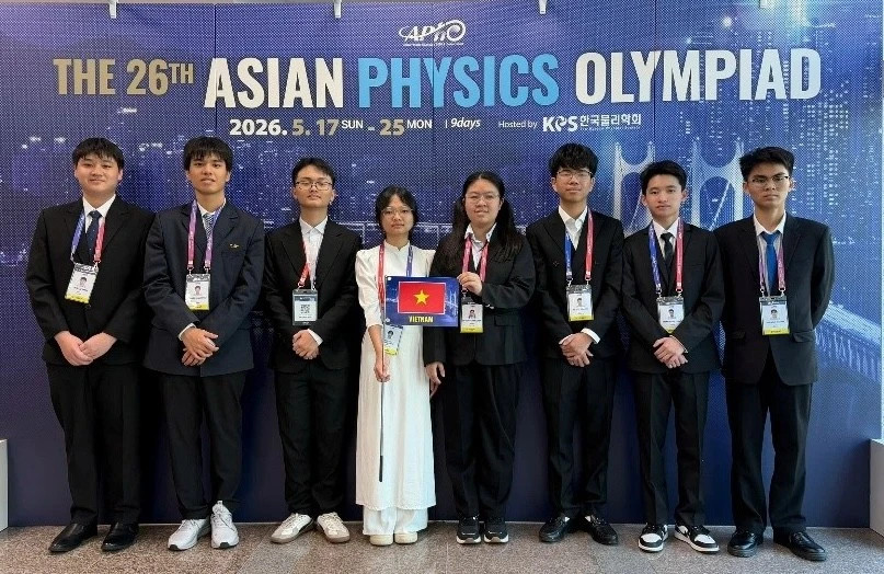 Tám học sinh