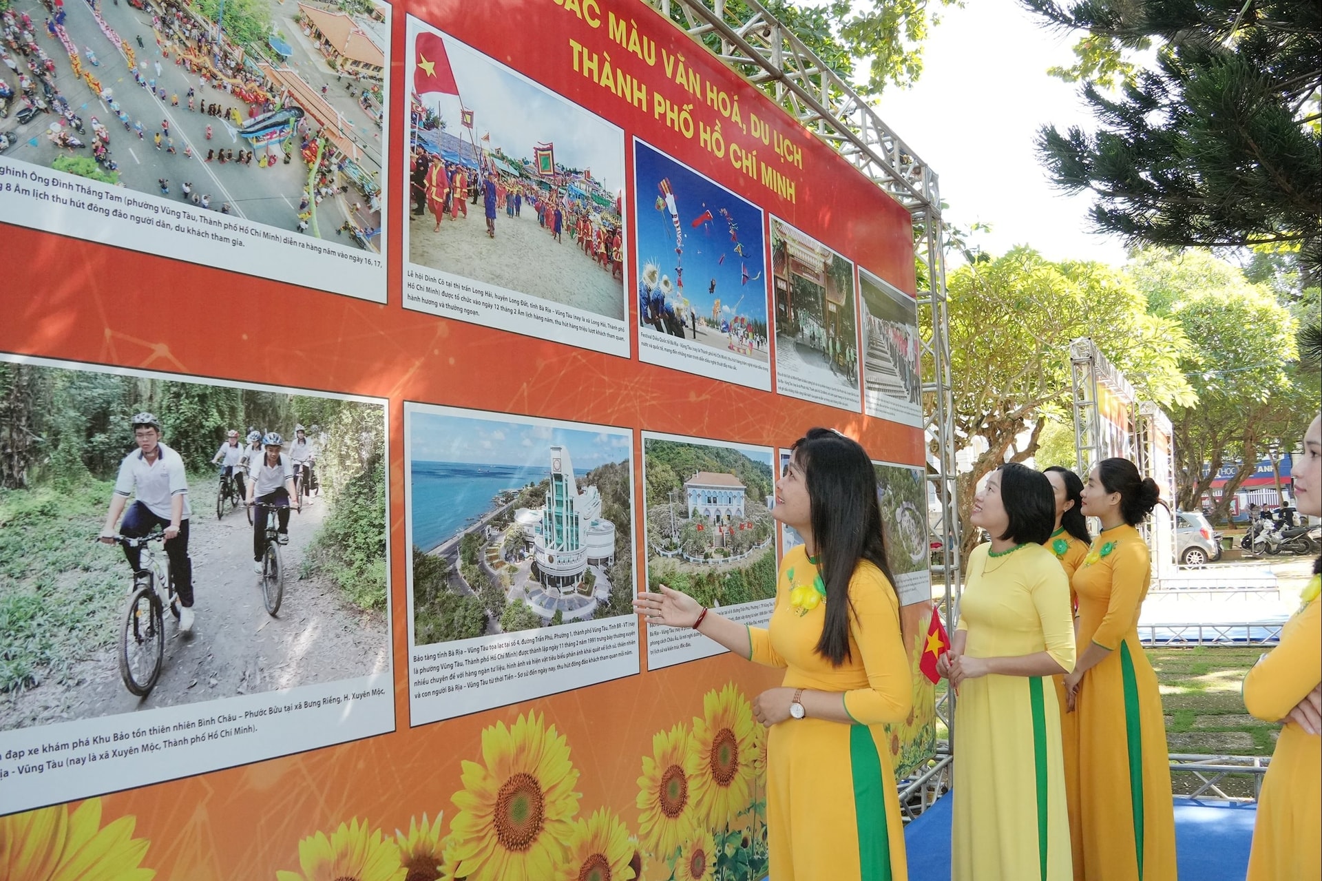 du-khach-nguoi-dan-tham-quan-tai-trien-lam-anh-tai-phuong-vung-tau.jpg