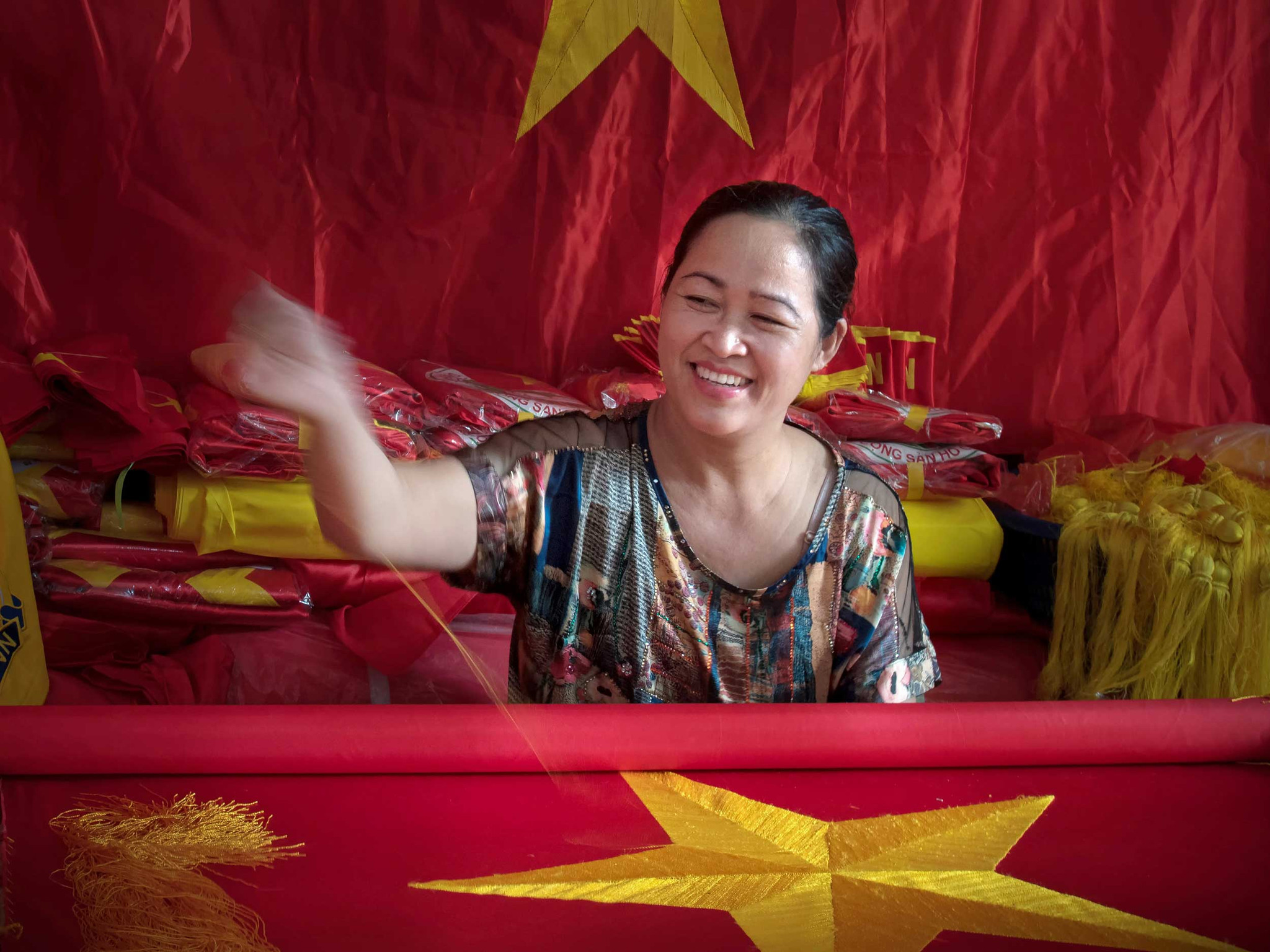 nghe-nhan-vuong-thi-nhung-voi-nghe-truyen-thong-theu-co-to-quoc.jpg