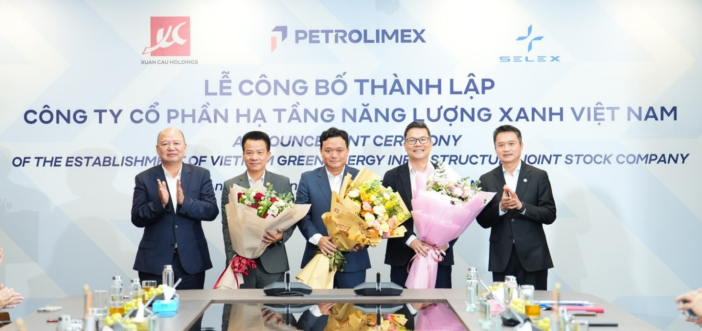 Chủ tịch HĐQT Xuân Cầu Holdings Tô Dũng và Chủ tịch HĐQT Petrolimex Phạm Văn Thanh tặng hoa chúc mừng Lãnh đạo CTCP Hạ tầng Năng lượng Xanh Việt Nam