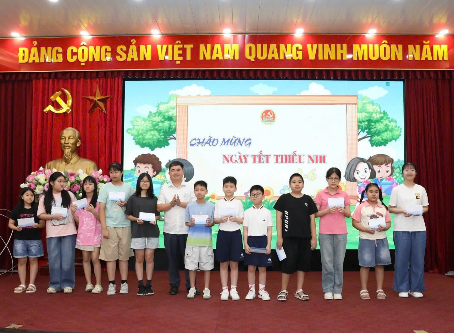 trao-qua-xuat-sac.jpg