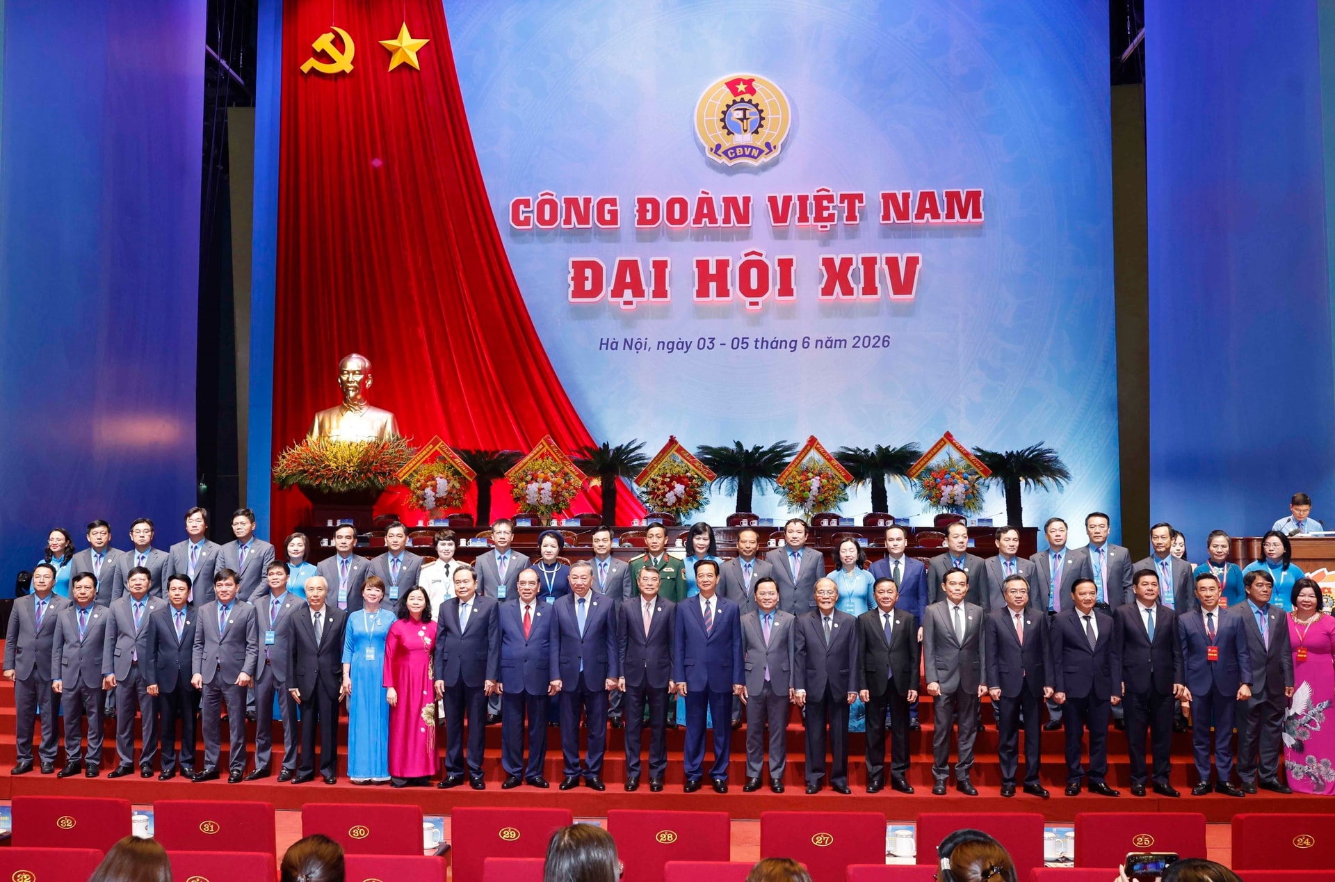 Lãnh đạo Đảng, Nhà nước chụp ảnh với Đoàn Chủ tịch và các đoàn đại biểu Đại hội_Ảnh: PV