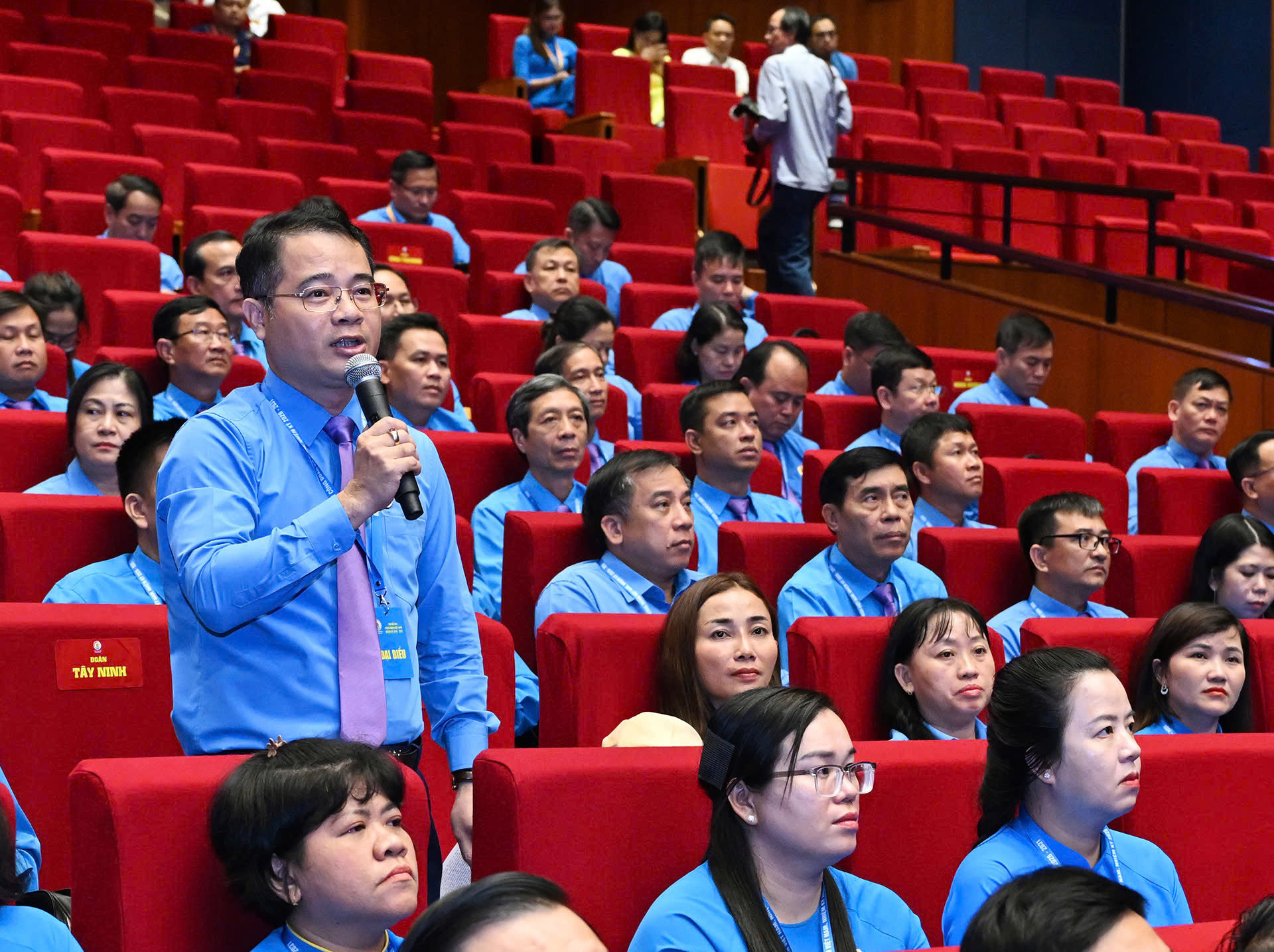 Đại biểu Hoàng Phúc Long - Chủ tịch Công đoàn Liên doanh Việt - Nga Vietsovpetro (VSP), Công đoàn Dầu khí Việt Nam - phát biểu về khơi dậy khát vọng cống hiến thông qua phong trào thi đua và sáng kiến_Ảnh: PV