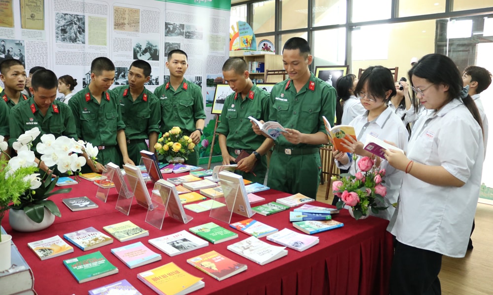 chien-si-hoc-sinh-tham-quan-trung-bay-ho-chi-minh-hanh-trinh-thoi-dai.jpg