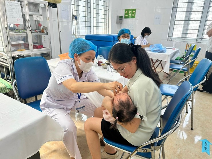 Trẻ được uống vitaminA liều cao tại trạm y tế phường Định Công