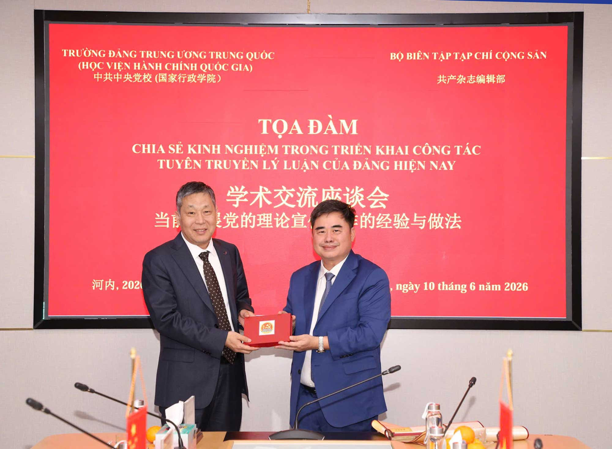PGS, TS Phạm Minh Tuấn - Phó Tổng Biên tập Tạp chí Cộng sản trao quà lưu niệm tặng đồng chí Đổng Chấn Hoa - Trưởng Ban Nghiên cứu và giảng dạy Chủ nghĩa xã hội khoa học, Trường Đảng Trung ương Đảng Cộng sản Trung Quốc_Ảnh: PV