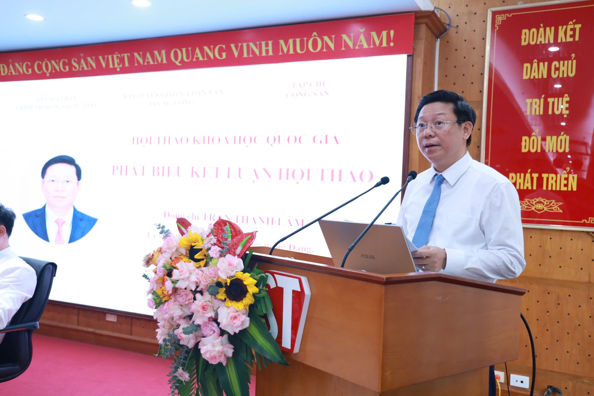 Đồng chí Trần Thanh Lâm, Ủy viên Trung ương Đảng, Phó Trưởng Ban Tuyên giáo và Dân vận Trung ương kết luận Hội thảo