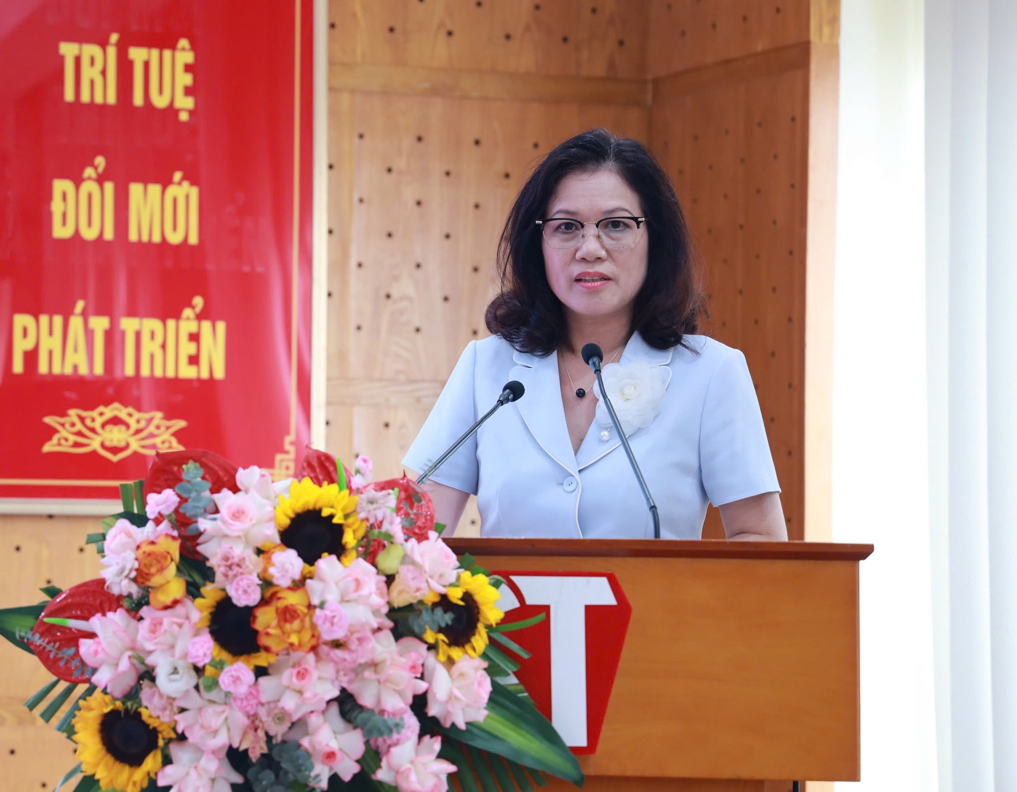 TS Nguyễn Thị Mai Anh, Vụ trưởng, Trưởng ban Ban Văn hoá - Xã hội, Tạp chí Cộng sản tham luận tại Hội thảo
