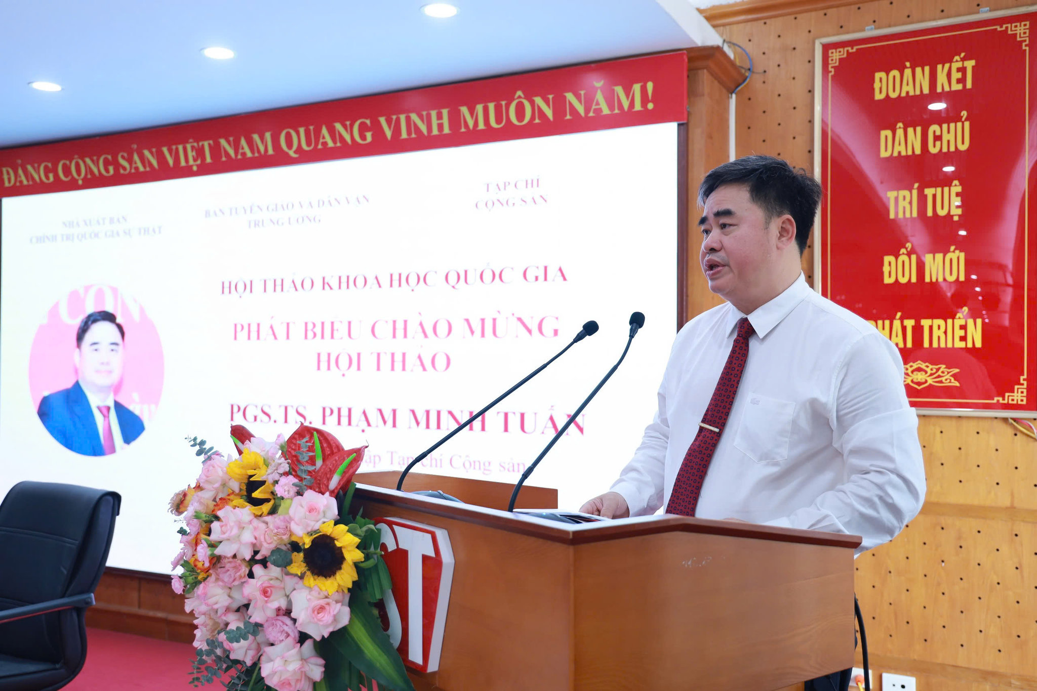 PGS, TS Phạm Minh Tuấn, Phó Tổng Biên tập Tạp chí Cộng sản phát biểu khai mạc Hội thảo