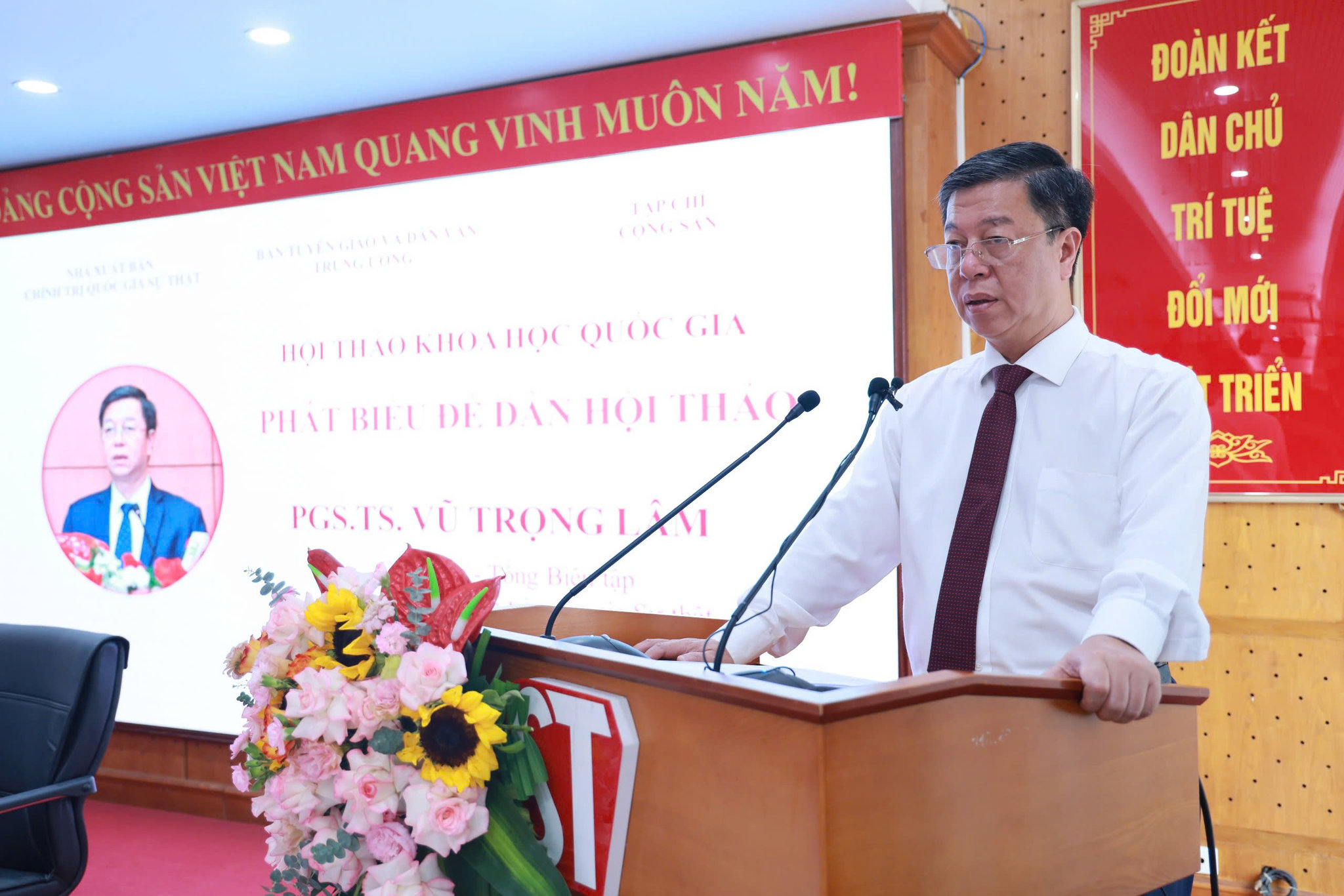 PGS, TS Vũ Trọng Lâm, Giám đốc - Tổng Biên tập Nhà xuất bản Chính trị quốc gia Sự thật phát biểu tại Hội thảo