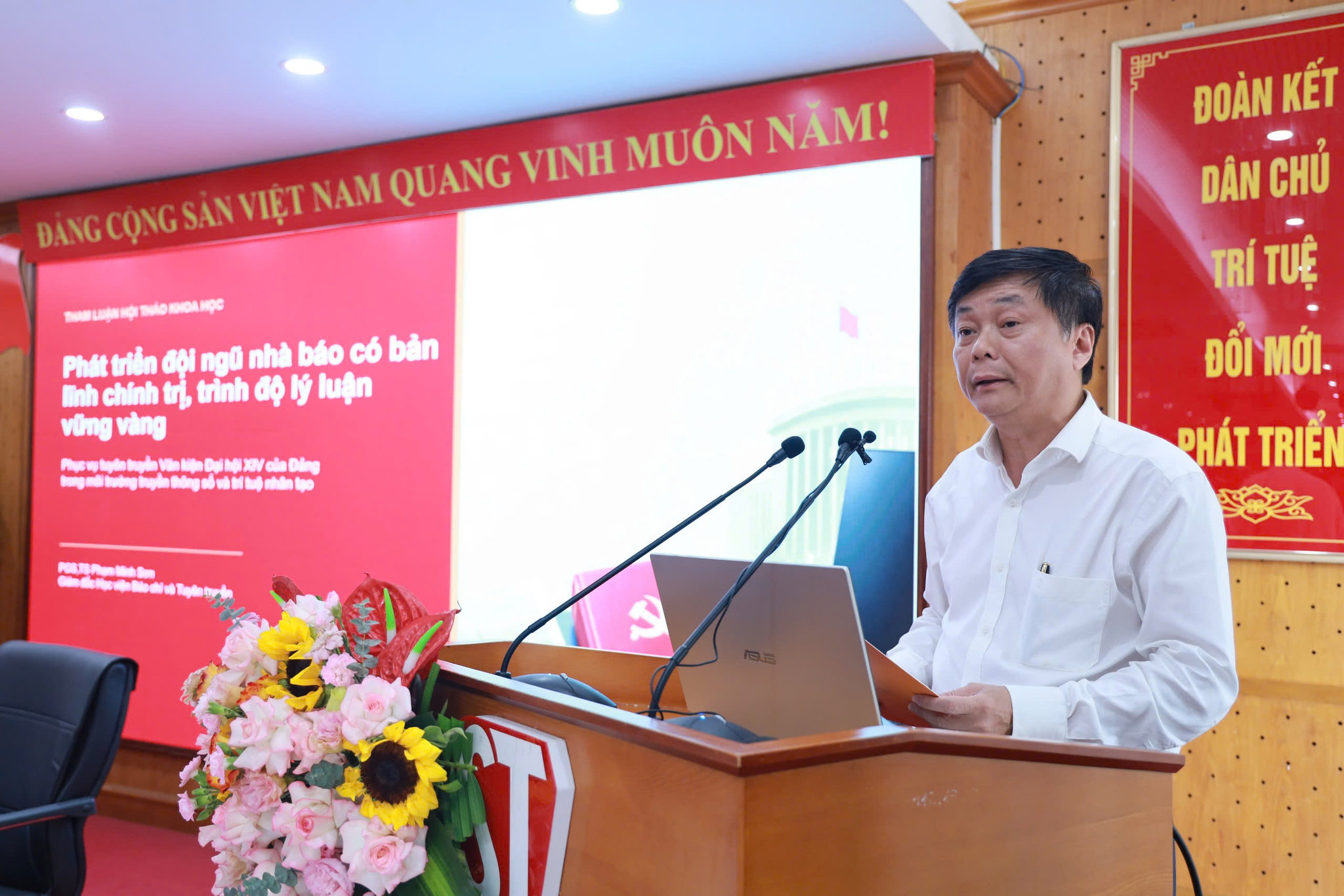 PGS.TS. Phạm Minh Sơn, Giám đốc Học viện Báo chí và Tuyên truyền tham luận tại Hội thảo