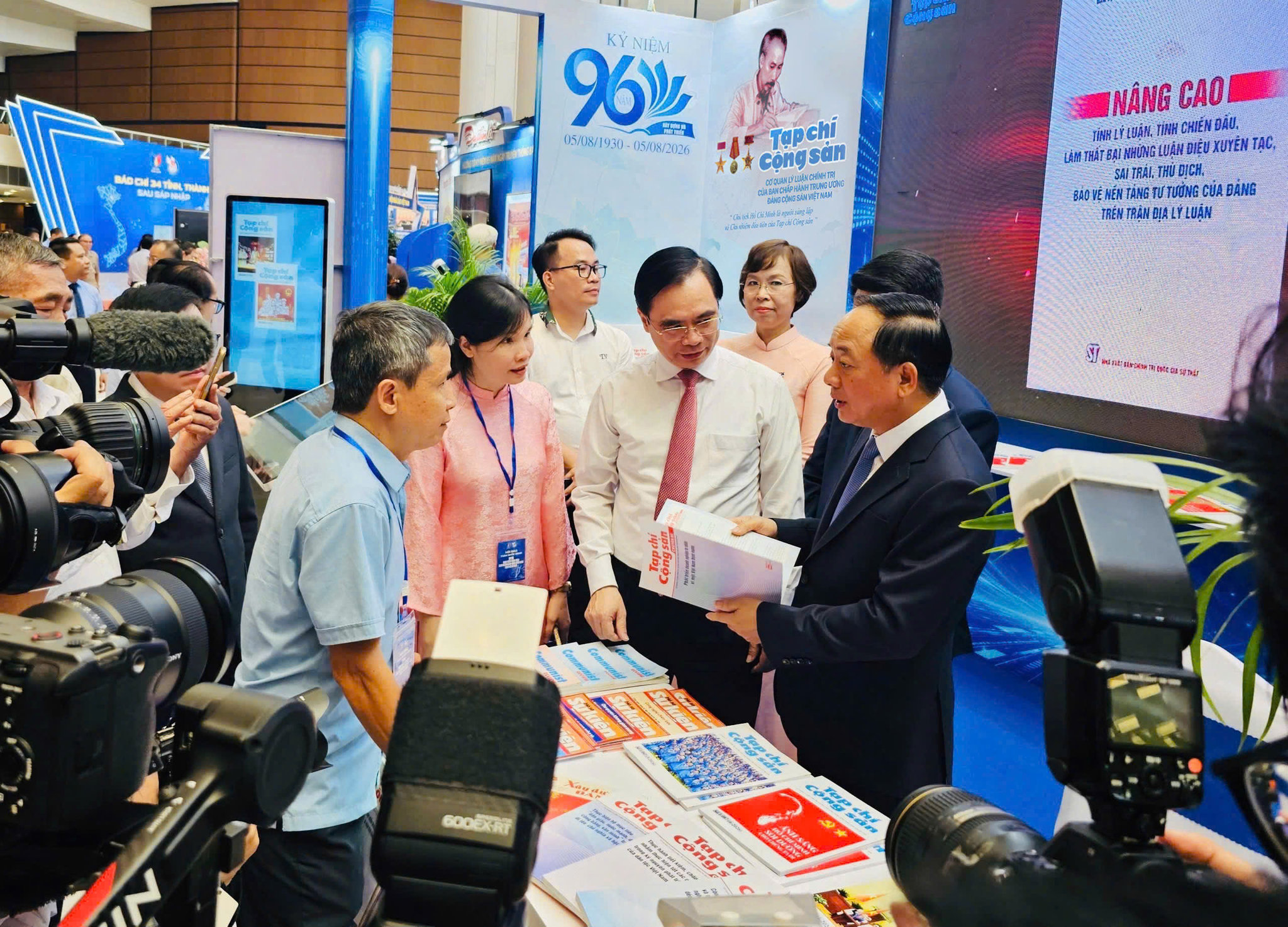 Đồng chí Trịnh Văn Quyết tham quan gian trưng bày của Tạp chí Cộng sản.