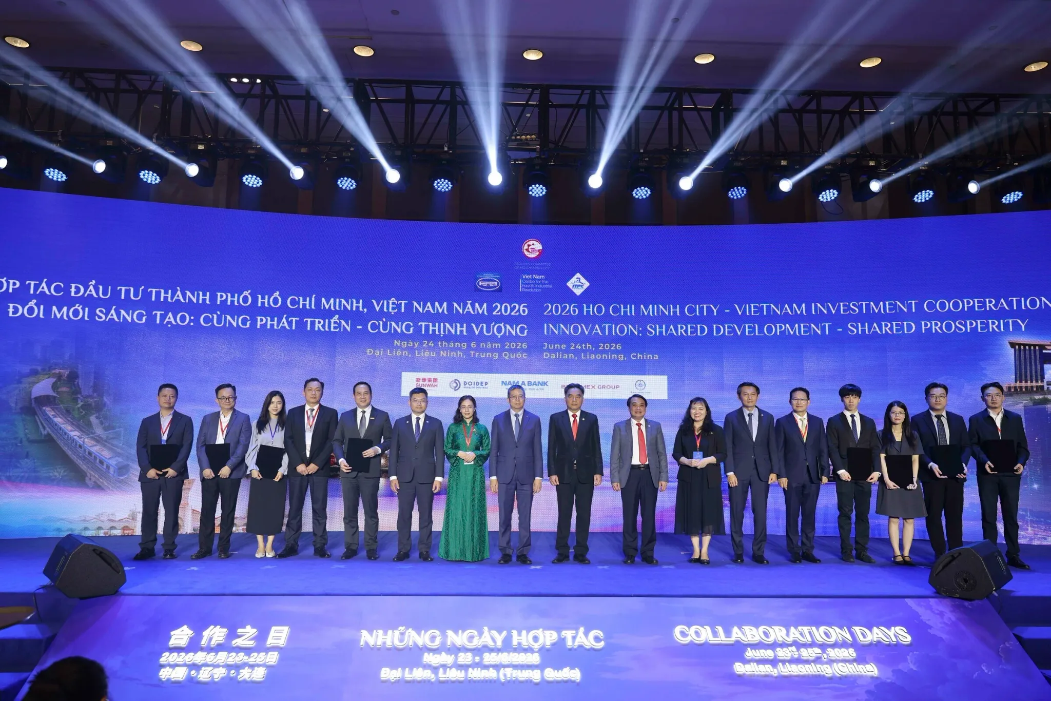 Các bên công bố hợp tác và trao thư đề nghị hợp tác tại Diễn đàn Hợp tác đầu tư TP HCM ở Đại Liên, Trung Quốc. Ảnh- HCMC C4IR