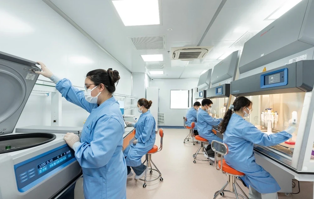 Hoạt động nghiên cứu khoa học tại phòng thí nghiệm của Đại học Phenikaa. Ảnh- Phenikaa)