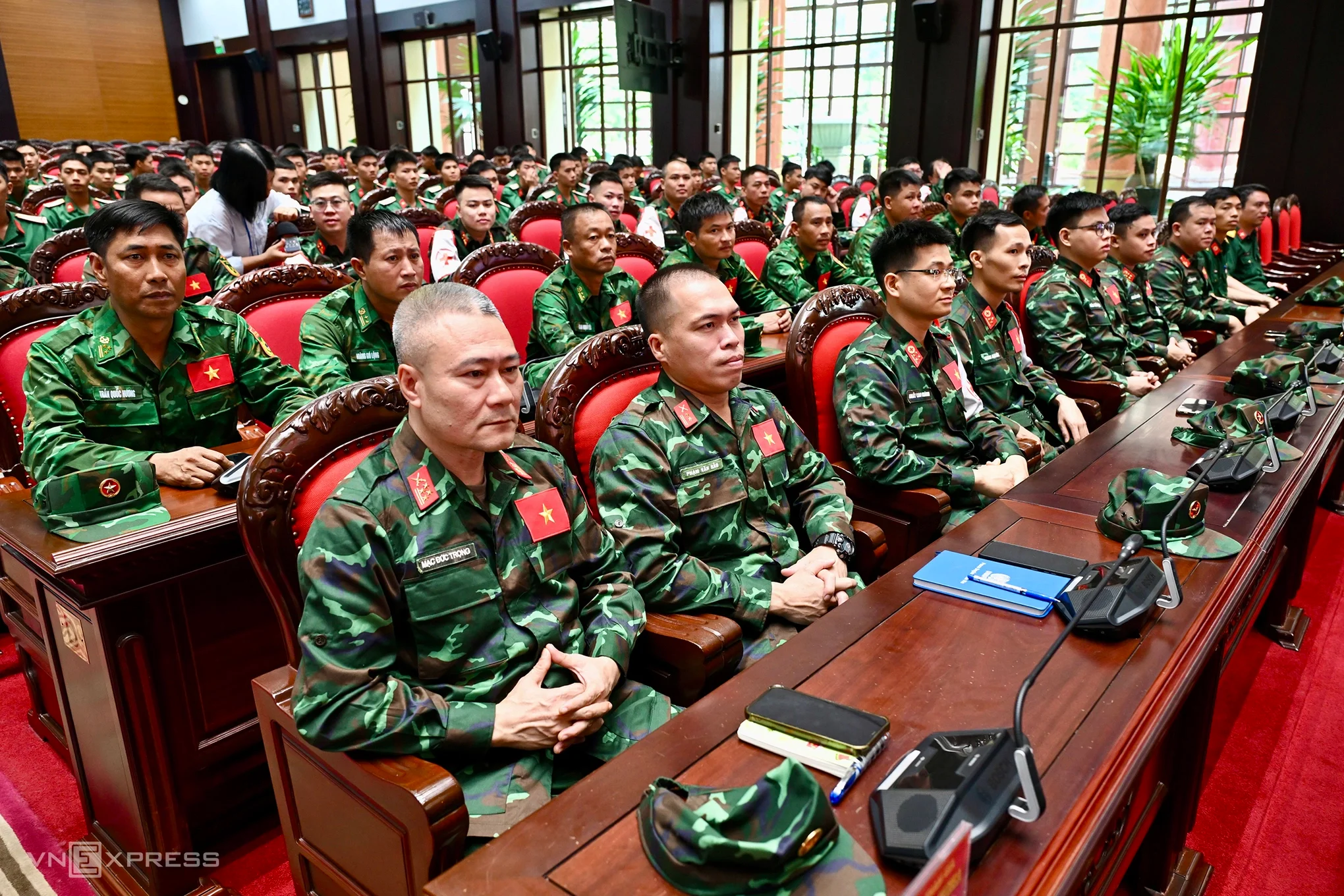 Thành viên đoàn cứu hộ Quân đội Việt Nam đến từ nhiều lực lượng thuộc quân y, biên phòng, công binh. Ảnh- Giang Huy