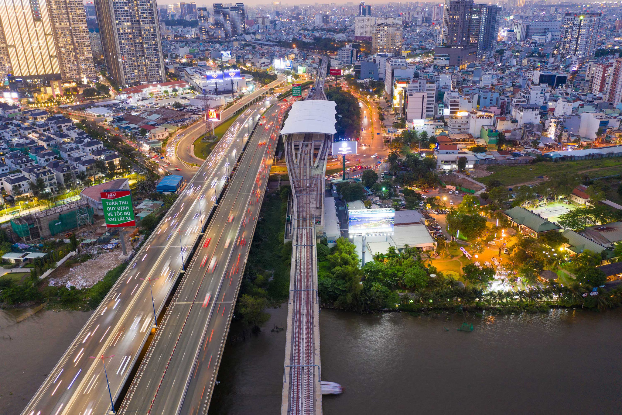 Việt Nam tiếp tục mở cửa, tiếp tục hội nhập, tiếp tục coi trọng khu vực kinh tế có vốn đầu tư nước ngoài; nhưng sự mở cửa ấy phải gắn với bản lĩnh lựa chọn, năng lực hấp thụ và mục tiêu nâng cấp quốc gia_Ảnh minh họa