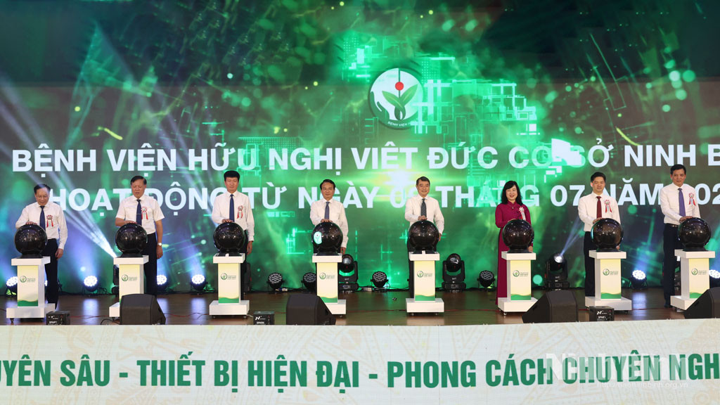 cac-dai-bieu-bam-nut-khai-truong-9552.jpg