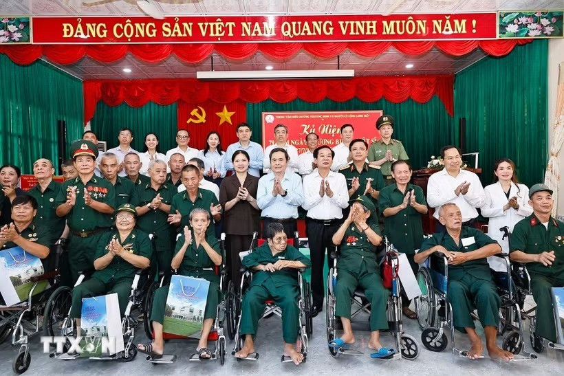 Chủ tịch Quốc hội Trần Thanh Mẫn với đại biểu và thương binh tại Trung tâm điều dưỡng Thương binh và Người có công Long Đất ở ấp Hải Sơn, xã Long Hải, TP HCM. Ảnh_TTXVN.