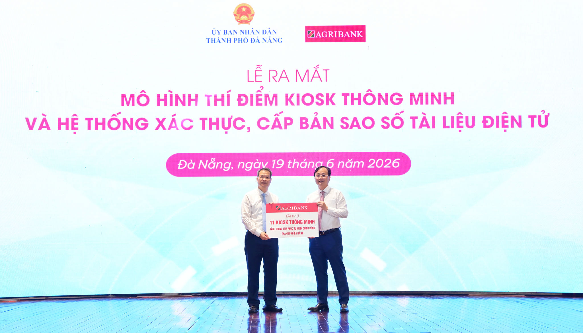 anh-4.-ong-to-huy-vu-chu-tich-hoi-dong-thanh-vien-agribank-trao-bieu-tai-tro-11-kiosk-thong-minh-cho-ong-nguyen-manh-hung-chu-tich-ubnd-tp.-da-nang.jpg