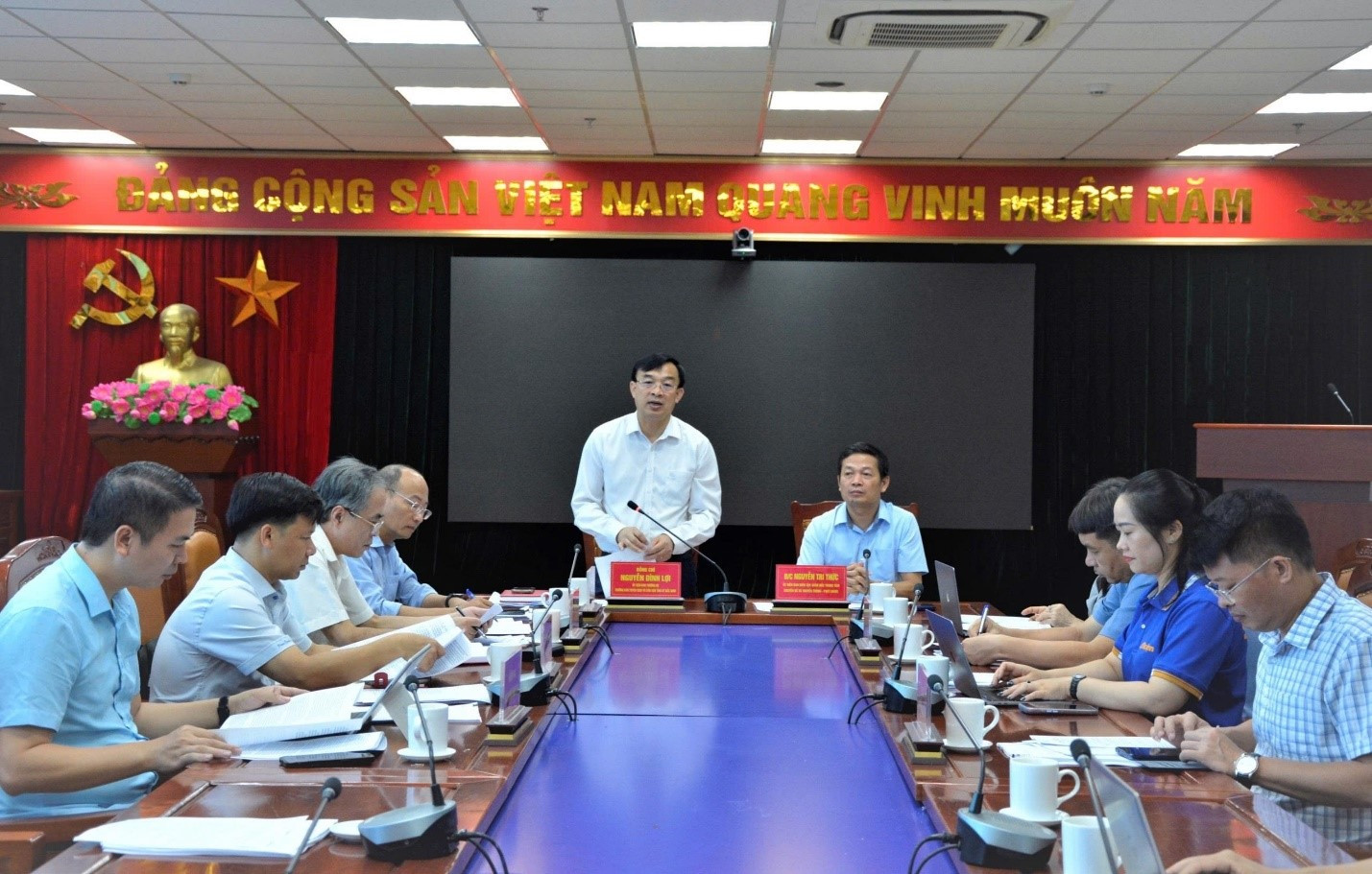 Đồng chí Nguyễn Đình Lợi, Trưởng Ban Tuyên giáo và Dân vận Tỉnh ủy Bắc Ninh trao đổi với Đoàn công tác của Tạp chí Cộng sản về tình hình phát triển kinh tế - xã hội của địa phương_Ảnh: PV