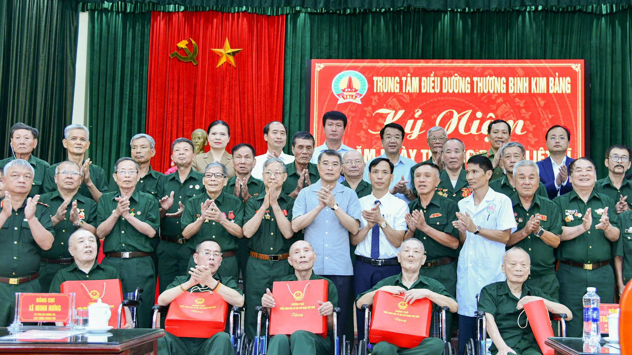 anh-trao-qua-tai-trung-tam-dieu-duong-thuong-binh-kim-bang.jpg