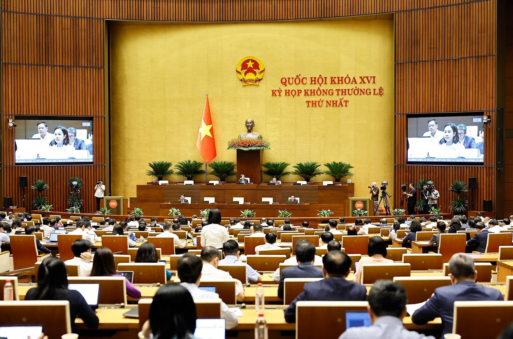 vna_potal_quoc_hoi_thao_luan_ve_dinh_huong_chinh_sach_sua_doi_luat_nha_o__8970859.jpg