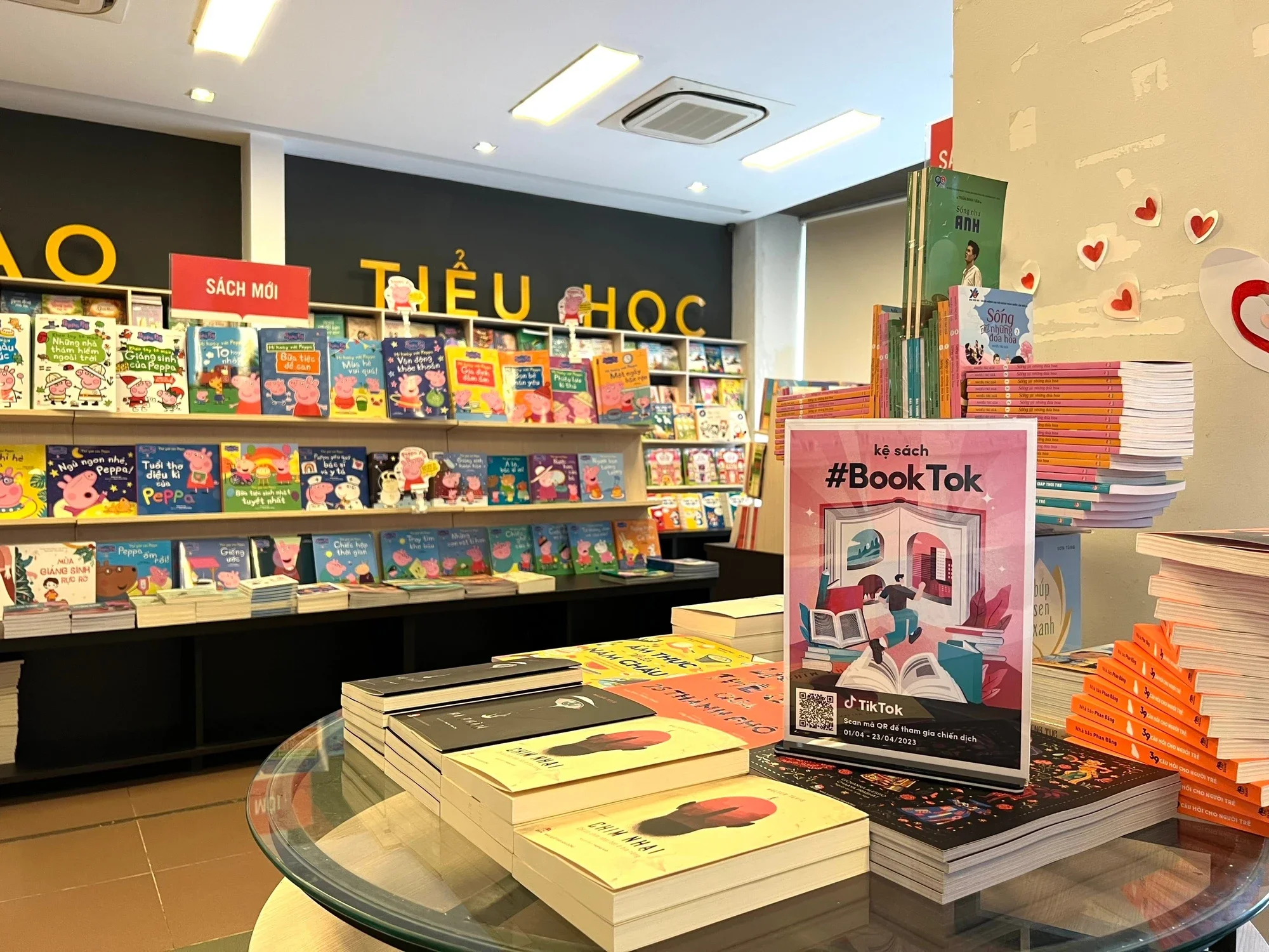 Kệ sách BookTok tại một hiệu sách_Ảnh: Báo Thanh niên