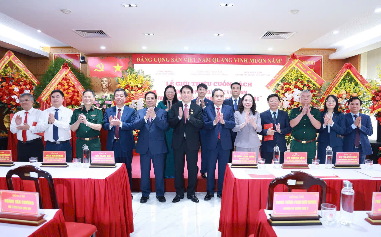 Chủ tịch Quốc hội Trần Thanh Mẫn; nguyên Chủ tịch nước Lương Cường trao sách tặng cho các đại biểu