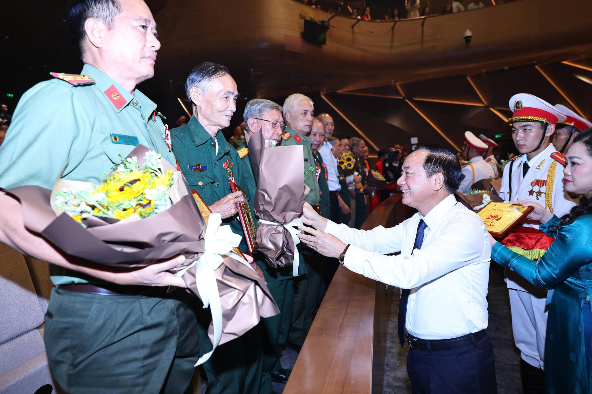 Đồng chí Trịnh Văn Quyết Trao quà cho phần quà tri ân đến các Anh hùng Lực lượng vũ trang nhân dân Việt Nam, các cựu chiến binh và đại diện người có công