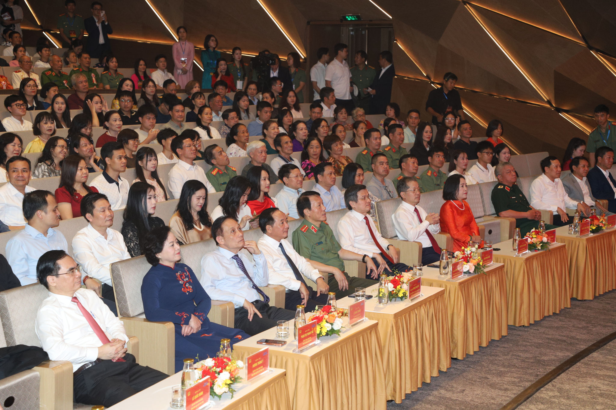 Lãnh đạo Đảng và Nhà nước tham dự chương trình