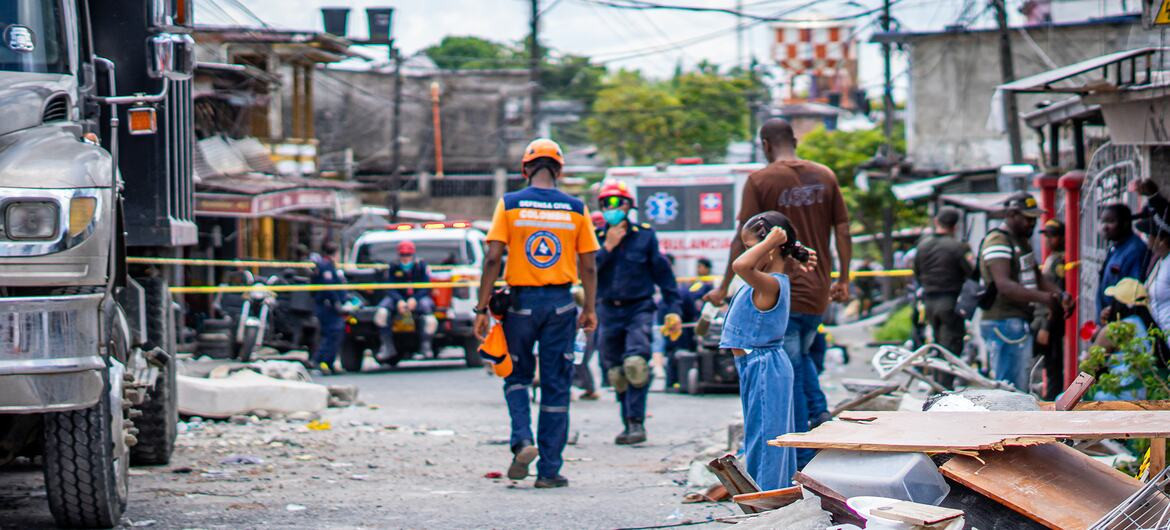 Lực lượng cứu hộ đi bộ qua một con phố ngập tràn mảnh vỡ ở miền bắc Colombia sau trận động đất. Ảnh- UNICEF