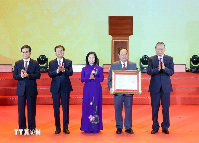 tong-bi-thu-chu-tich-nuoc-du-le-cong-bo-nghi-quyet-cua-quoc-hoi-ve-viec-thanh-lap-thanh-pho-quang-ninh-10.webp